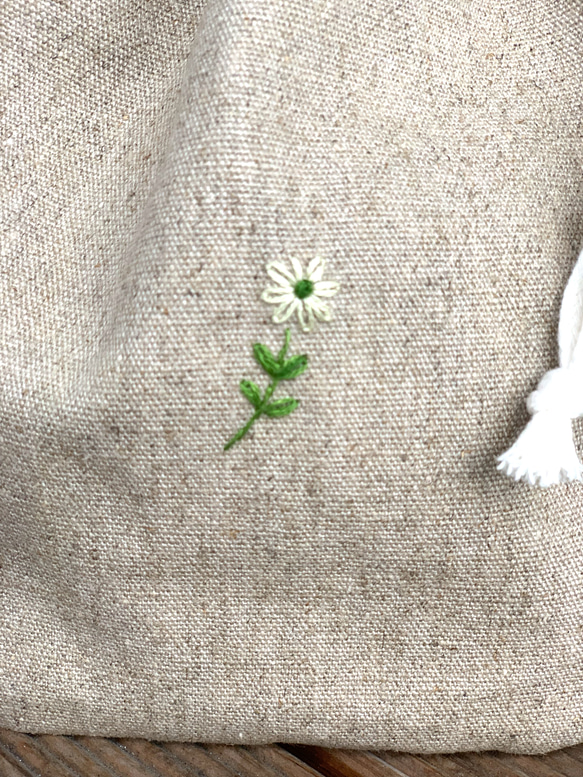野の花刺繍の巾着袋（オオイヌノフグリとペンペン草） 5枚目の画像
