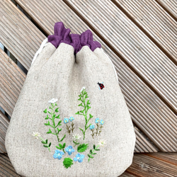 野の花刺繍の巾着袋（オオイヌノフグリとペンペン草） 6枚目の画像