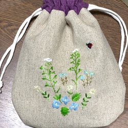 野の花刺繍の巾着袋（オオイヌノフグリとペンペン草） 7枚目の画像