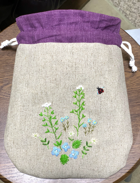 野の花刺繍の巾着袋（オオイヌノフグリとペンペン草） 9枚目の画像