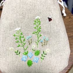 野の花刺繍の巾着袋（オオイヌノフグリとペンペン草） 10枚目の画像