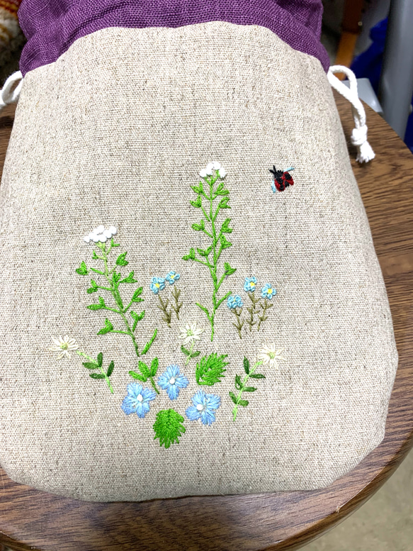野の花刺繍の巾着袋（オオイヌノフグリとペンペン草） 10枚目の画像
