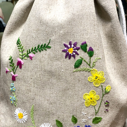 野の花刺繍の巾着バック（カーキ） 11枚目の画像