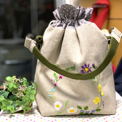 野の花刺繍の巾着バック（カーキ） 3枚目の画像