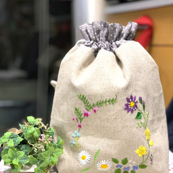 野の花刺繍の巾着バック（カーキ） 1枚目の画像