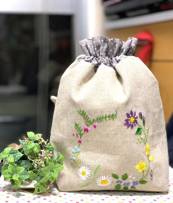 野の花刺繍の巾着バック（カーキ） 1枚目の画像