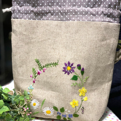 野の花刺繍の巾着バック（カーキ） 6枚目の画像