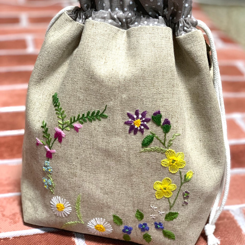 野の花刺繍の巾着バック（カーキ） ハンドバッグ 桃屋ぴちこ