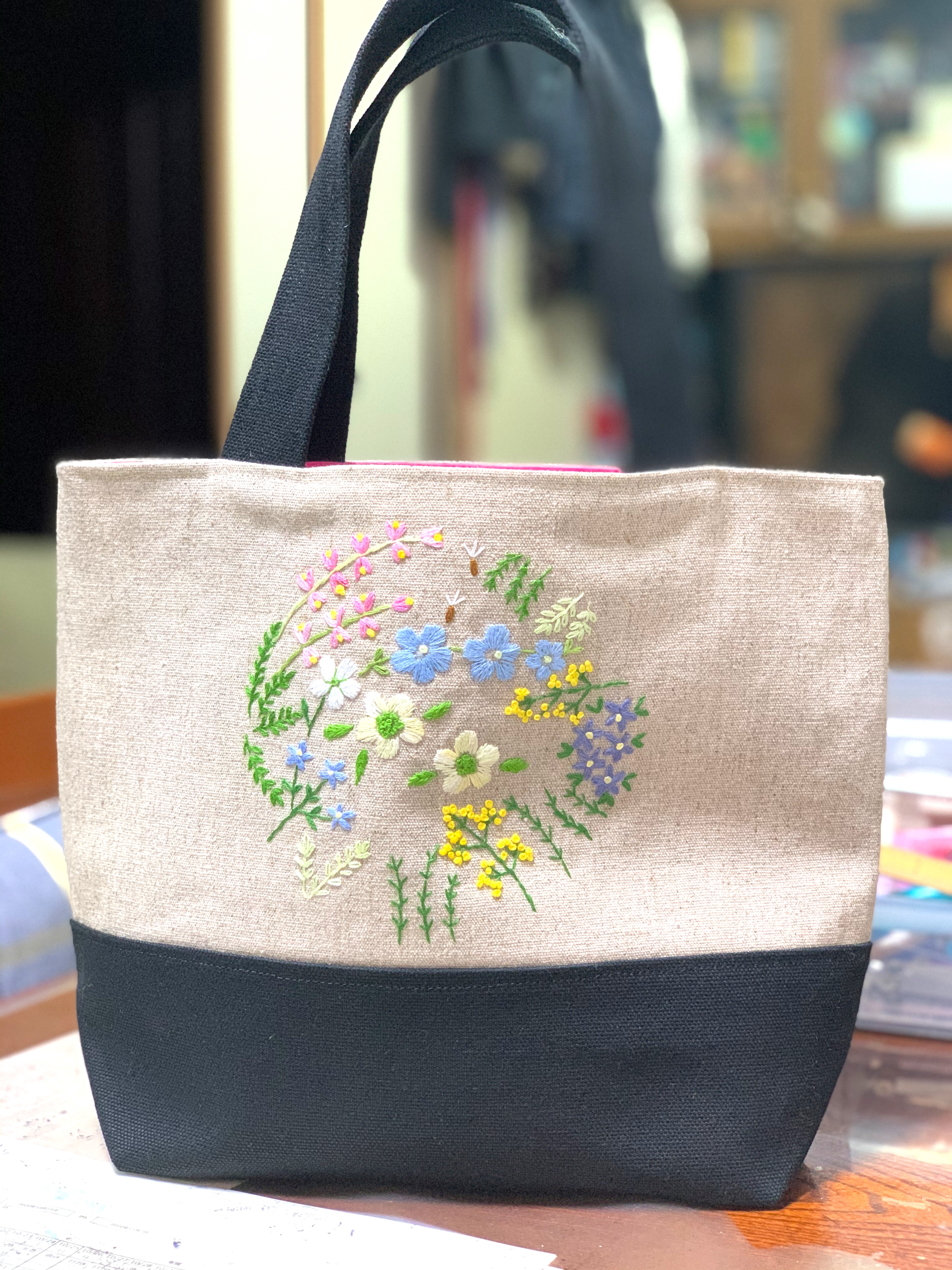 野の花刺繍のトートバック、「きつねのぼたんと綿毛」