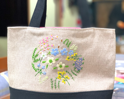 最新field of flower を両面に大きめトートバッグハンドメイド 楽天市場】カラフルサークルプリント 大きめトートバッグ