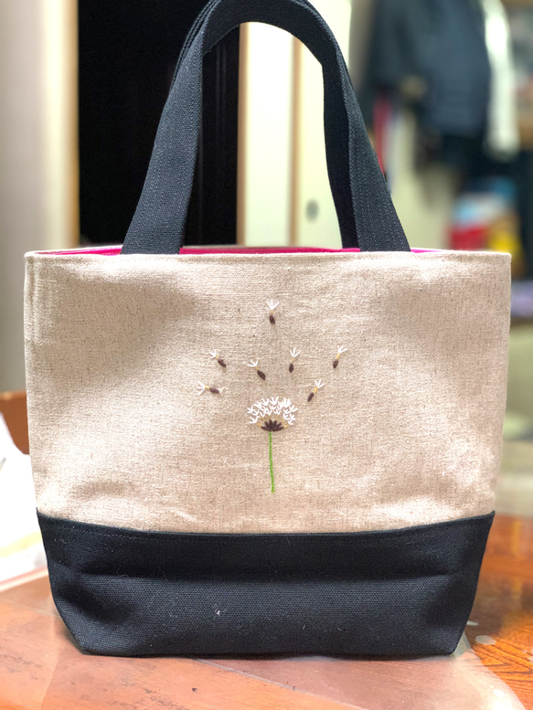 野の花刺繍のトートバック、「きつねのぼたんと綿毛」 2枚目の画像