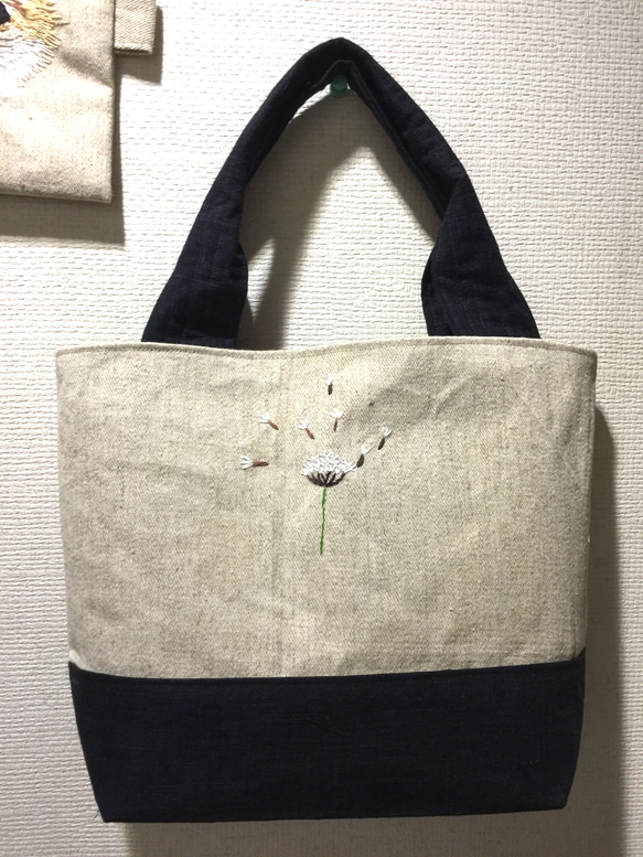 野の花刺繍のトートバック、「きつねのぼたんと綿毛」 4枚目の画像