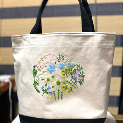 野の花刺繍のトートバック、「きつねのぼたんと綿毛」 7枚目の画像