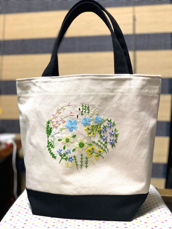 野の花刺繍のトートバック、「きつねのぼたんと綿毛」 7枚目の画像
