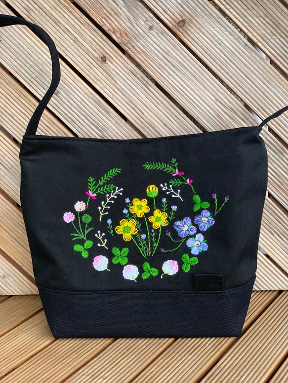 野の花刺繍のショルダーバッグ(クローバー 黒、帆布 野の花刺繍のショルダーバッグ(クローバー 黒、帆布