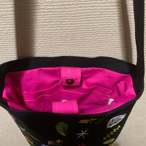 野の花刺繍のショルダーバッグ（クローバー 黒、帆布
