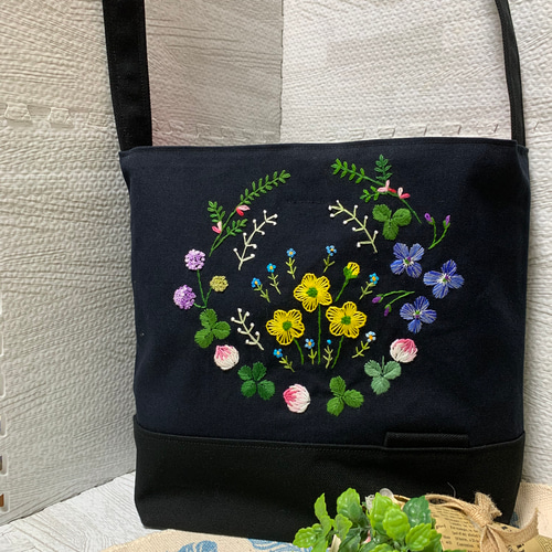野の花刺繍のショルダーバッグ(クローバー 黒、帆布 野の花刺繍のショルダーバッグ(クローバー 黒、帆布