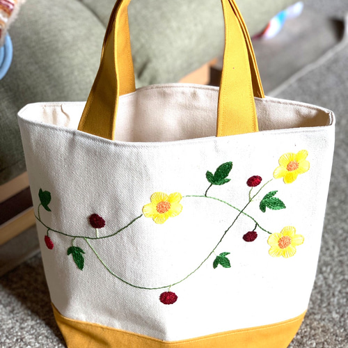 黄色い花と赤い美のトートバッグ（Lサイズ） トートバッグ 桃屋