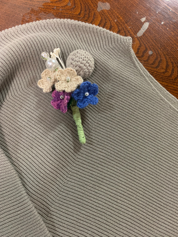 編み花の花束ブローチ 2枚目の画像