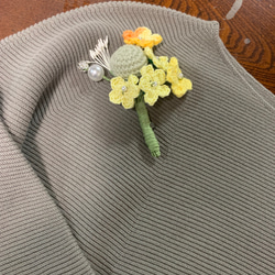 編み花の花束ブローチ 1枚目の画像