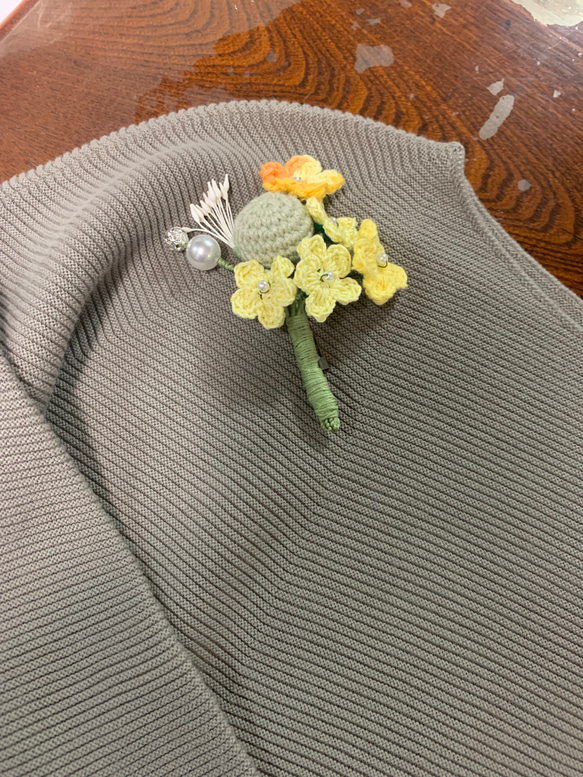 編み花の花束ブローチ 1枚目の画像