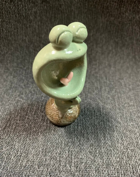 『口開けガエル』グリーン　萩焼き陶器人形　伝統工芸品 5枚目の画像