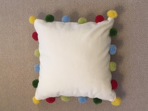 カラフルポンポンクッションカバー クッション・クッションカバー