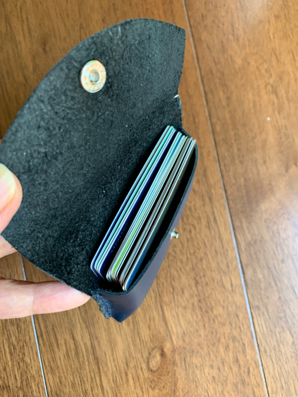 革の大容量カードケース(紺) 5枚目の画像