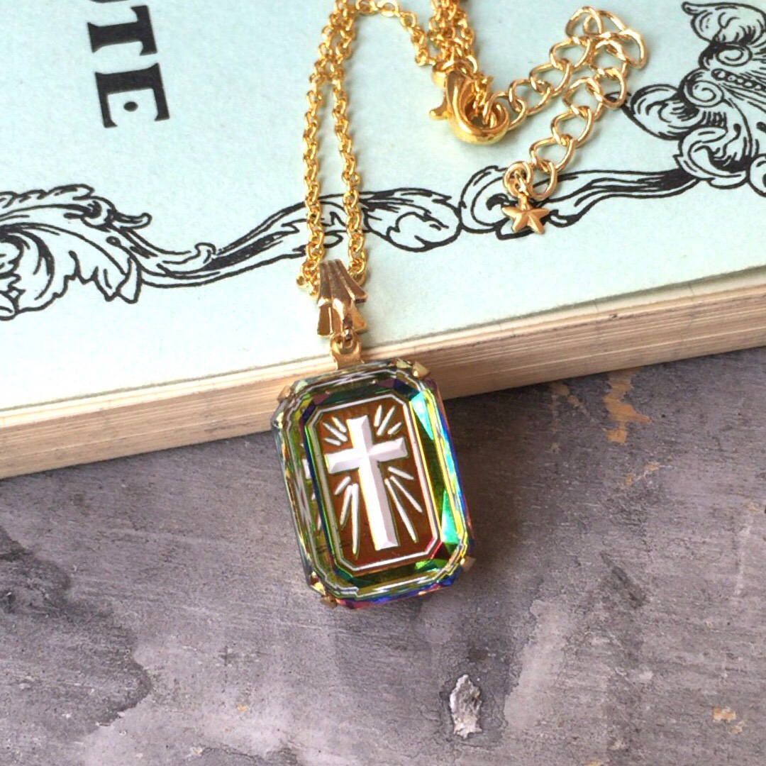 オーロラオクタゴンクロスストーンネックレス