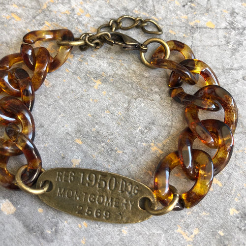 ヴィンテージ風ドッグタグとべっ甲柄フープチェーンブレスレット