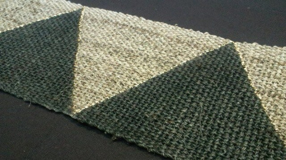 手織り麻に墨染のテーブルセンター　　ギザギザ 4枚目の画像