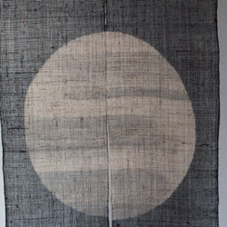 しな布調　ざっくり手織り麻墨染め　２連のれん　暖簾（満月） 2枚目の画像