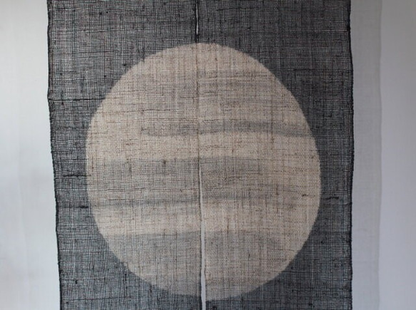 しな布調　ざっくり手織り麻墨染め　２連のれん　暖簾（満月） 2枚目の画像