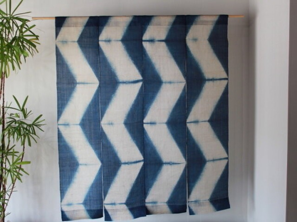 本麻　藍染め　板締め絞り　４連暖簾のれん 1枚目の画像