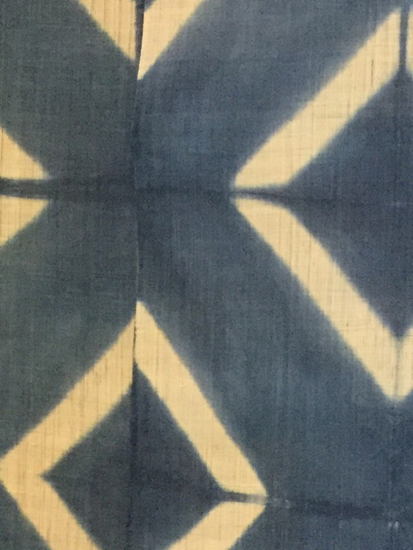 麻に藍染　板〆絞り　暖簾のれん　２巾 3枚目の画像