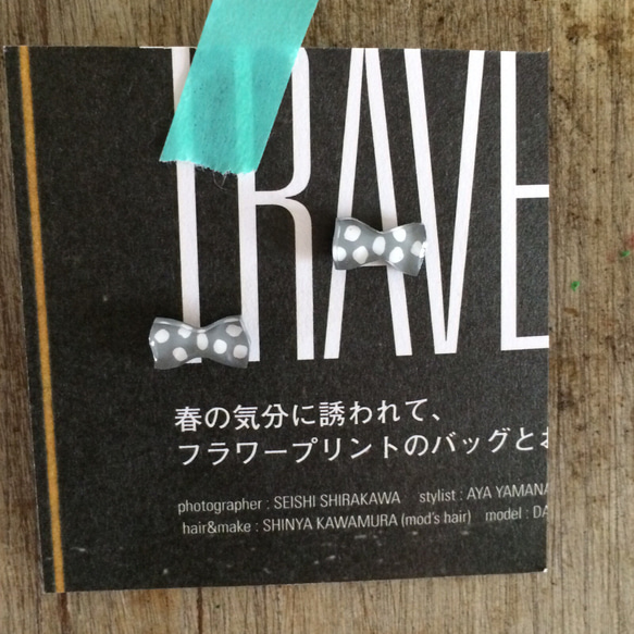 小さなリボンのピアス グレー×白のドット 3枚目の画像