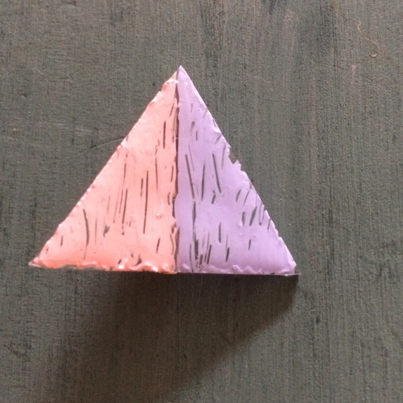 三角のバイカラーブローチ 1枚目の画像