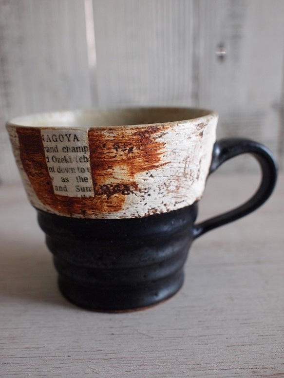 059/英字新聞なみなみコーヒー 黒マットXチタン① マグカップ concept  