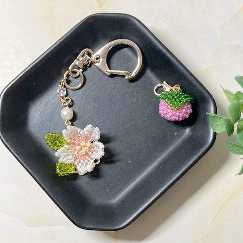 桜餅のキーホルダー キーホルダー うさのひみつきち 通販 11382441
