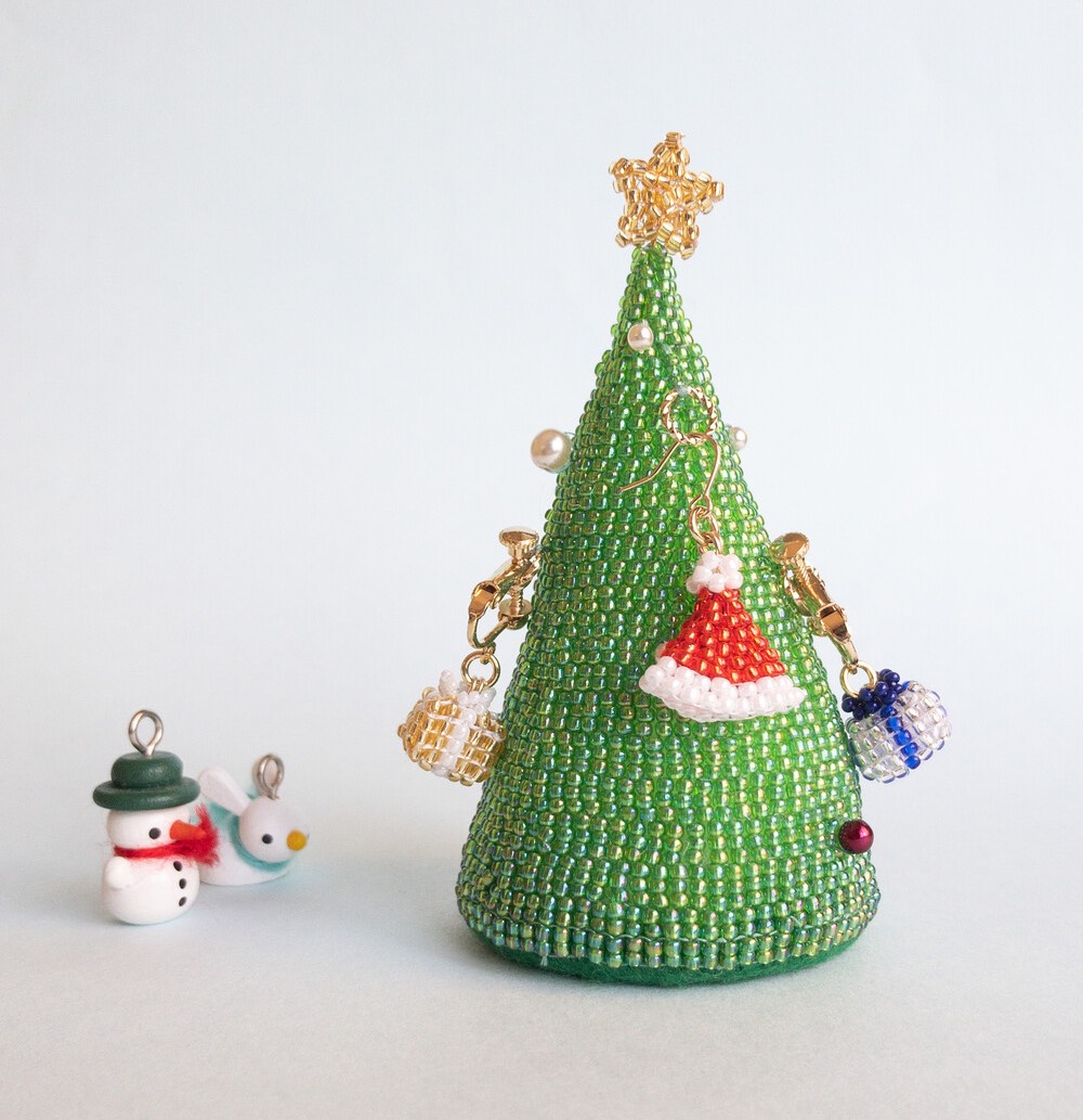 ピアス＆イヤリングもつけれる ビーズのミニクリスマスツリー