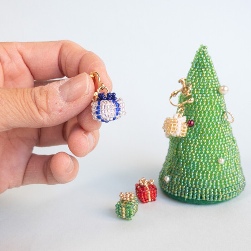 ピアス＆イヤリングもつけれる ビーズのミニクリスマスツリー