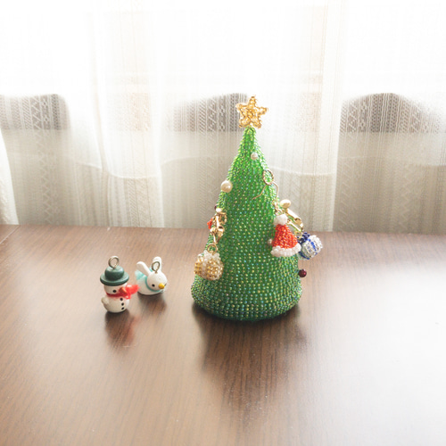 ピアス＆イヤリングもつけれる ビーズのミニクリスマスツリー