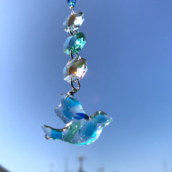 風を運ぶ琉球ガラスの青い鳥 車用に、卓上用、窓辺用に サンキャッチャー 1枚目の画像