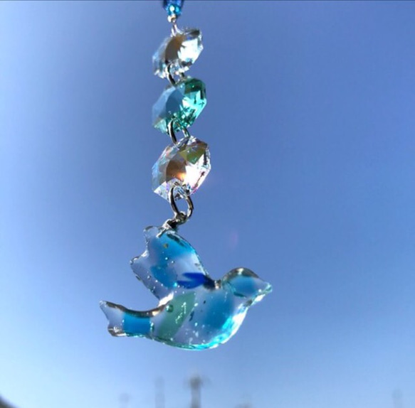 風を運ぶ琉球ガラスの青い鳥 サンキャッチャー 1枚目の画像