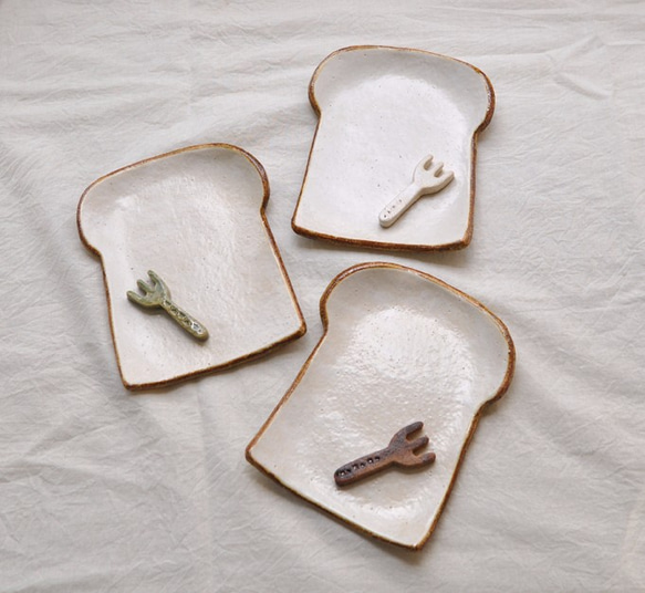 ずっしり食パンの皿２枚セット　『夏の福袋期間限定！』　〜 厚切りフォークの箸置き付き 〜 2枚目の画像