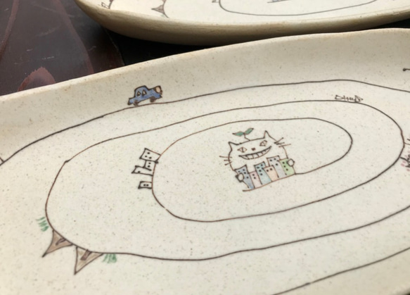 オーブン対応オーバル皿 「回り道 ~猫町~」 2枚目の画像