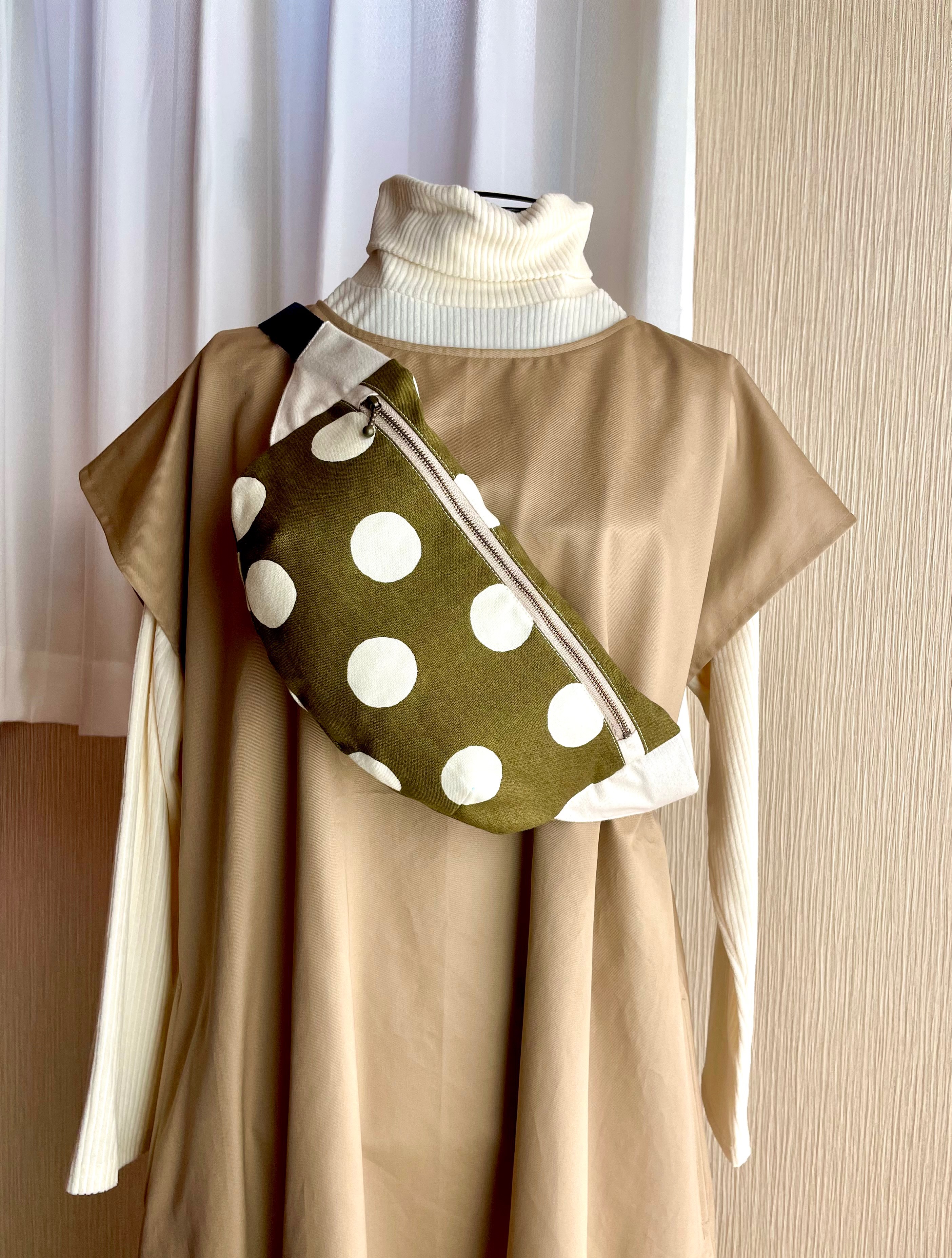 送料無料：帆布☆斜め掛けボディバッグ、ウエストポーチ(カーキ×ドット柄)