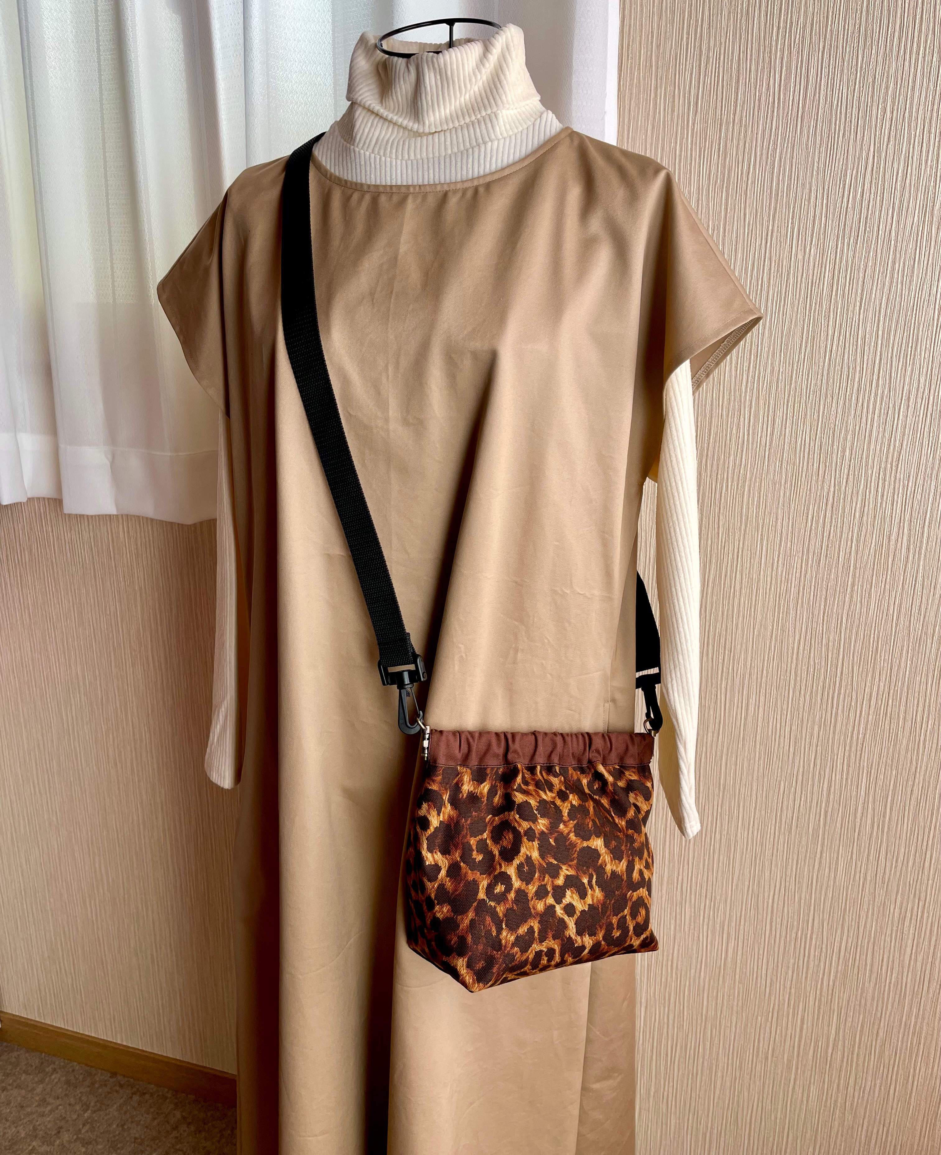 送料無料：大きなバネ口・がま口・角型ショルダー&ポシェット2wayバッグ(ヒョウ柄.レオパード)