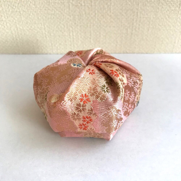 京都の布で作った和風小物入れ(布香合)【ピンク】 1枚目の画像