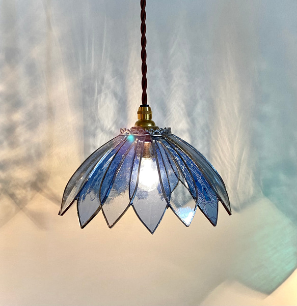 ✴︎:.。.青い花が咲くステンドグラスペンダントライト